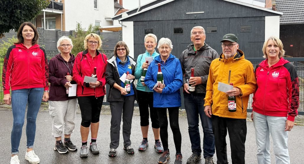 Das Foto zeigt die Vertreter aller 7 ausgezeichneten Gästevereine mit der Vorsitzenden Anja Wauker-Ubben links und der TSV-Fachwartin Doris Böcker rechts im Bild.