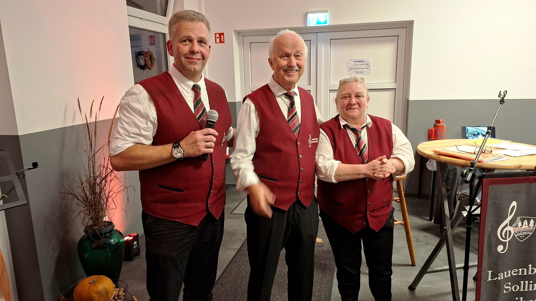 Das Foto zeigt Holger Bode, Martinas Klimkeit und Silvia Rieseberg v. l. n. r.